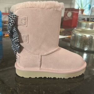 Ugg kids, Dusty pink, new in box!